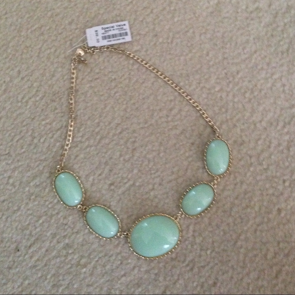 J Crew mint green statement necklace perfect for summer - Picture 3 of 3